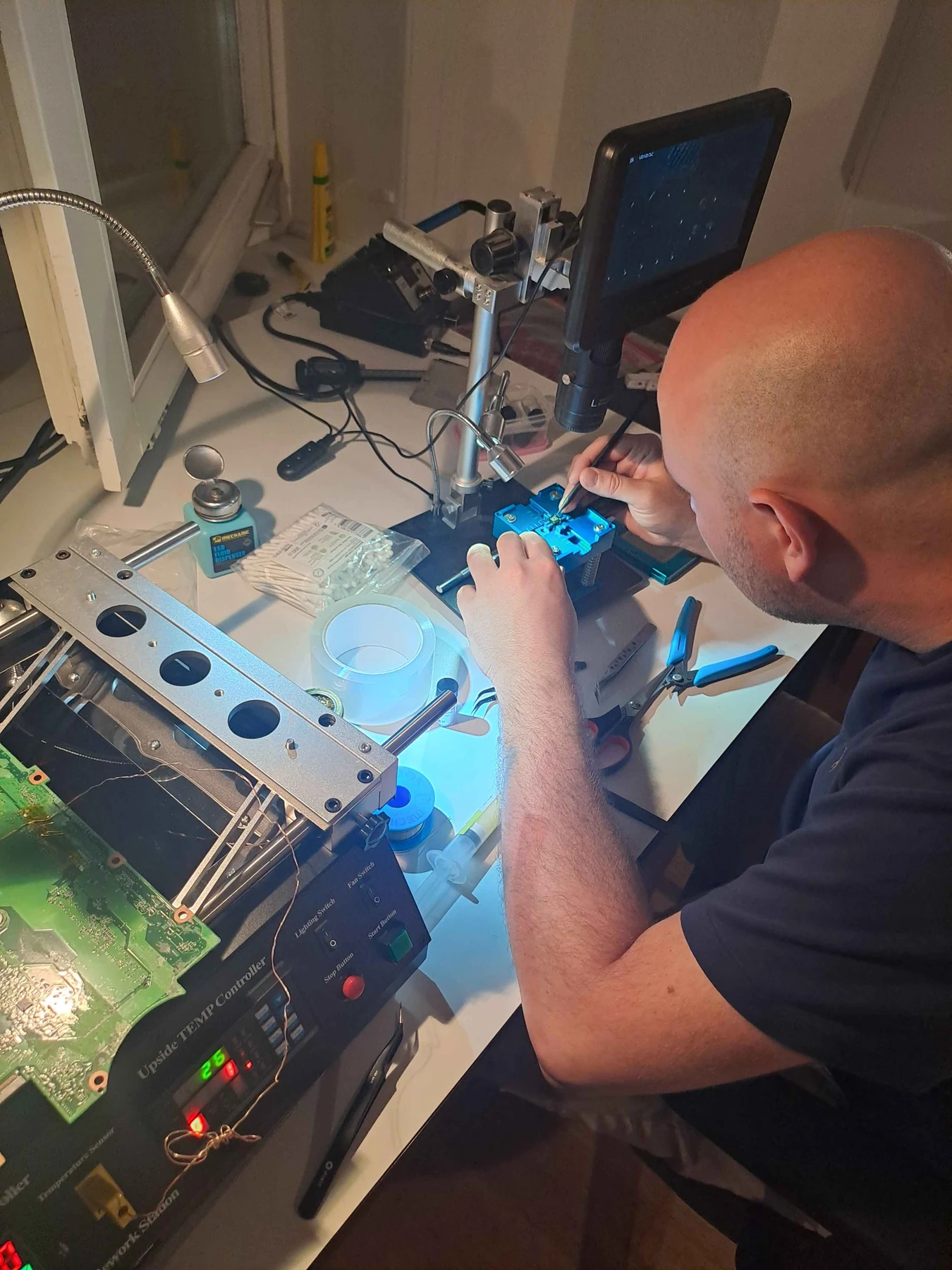 Emanuel placing solder balls under the microscope